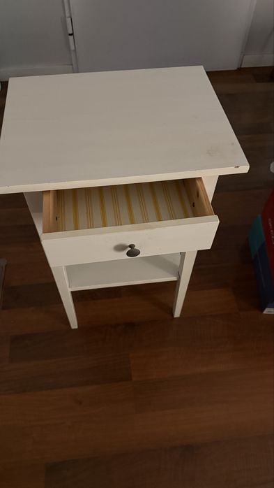 Mesa Cabeceira em Madeira Maciça Branca (HEMNES)