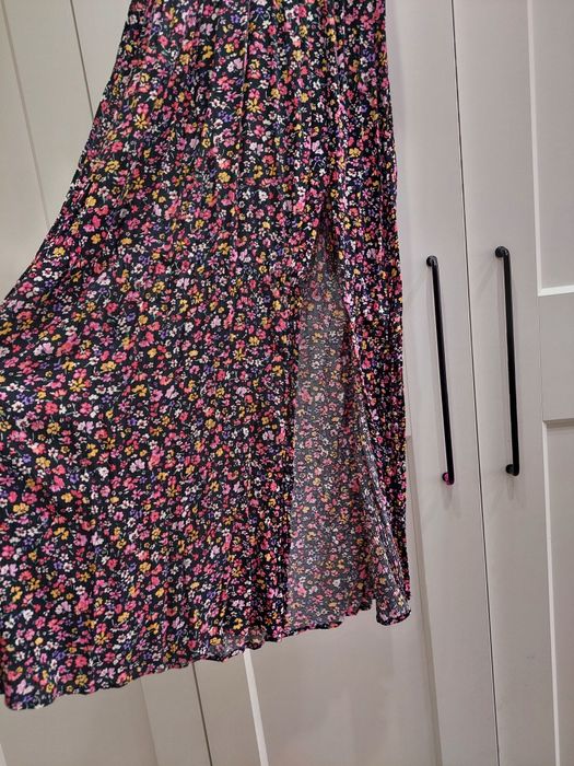 Długa letnia sukienka wykończona koronką rozmiar M