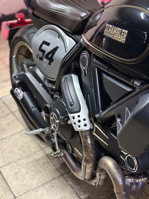 DUCATI SCRAMBLER CAFÉ RACER 2017 com 7.000 km. Já foi estrela de televisão. Agora pode ser tua.