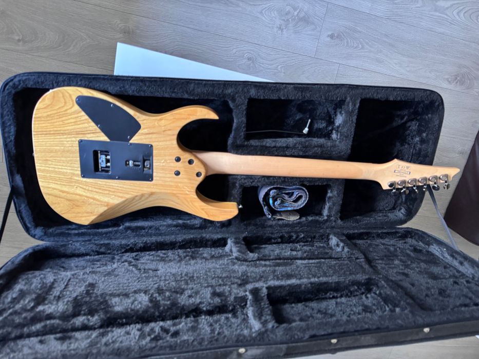 Guitarra Ibanez nova com caixa