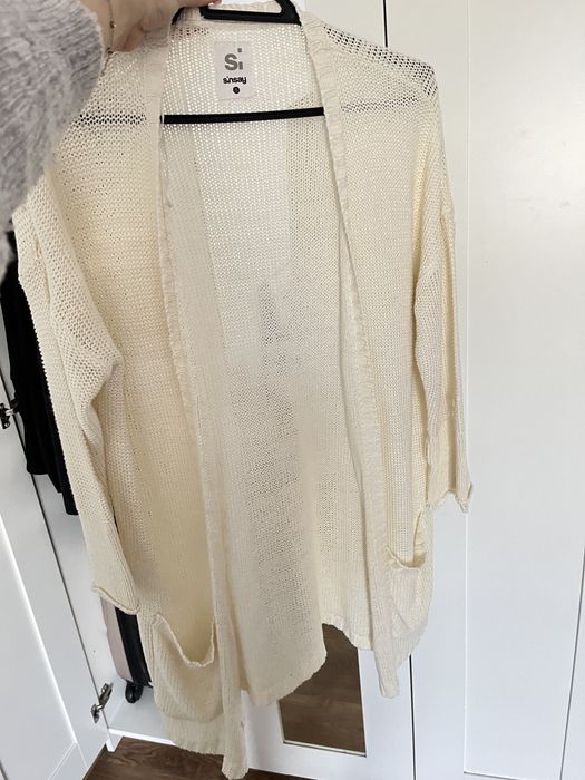 Kremowy sweter z kieszeniami beżowy ecru