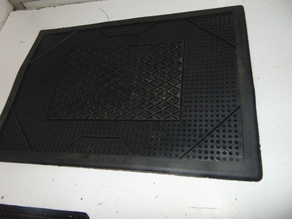 Datsun tapetes borracha 47x32 cm