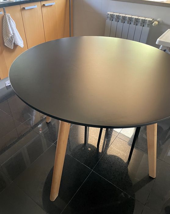 Mesa de jantar em madeira, com tampo preto