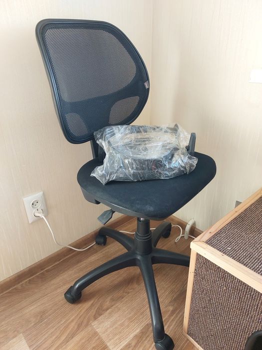 чорне офісне крісло з ручками / стілець на колесах / офисное кресло