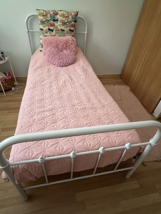 Cama de solteiro + colchão  (preço negociável)
