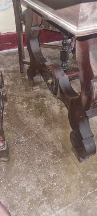 Mesa de jantar + 6 cadeiras em mogno  sec. XVII