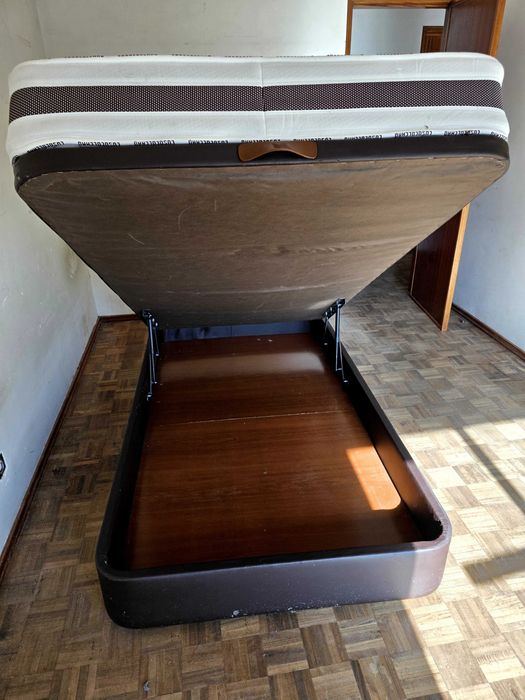 Cama sommier com arrumação
