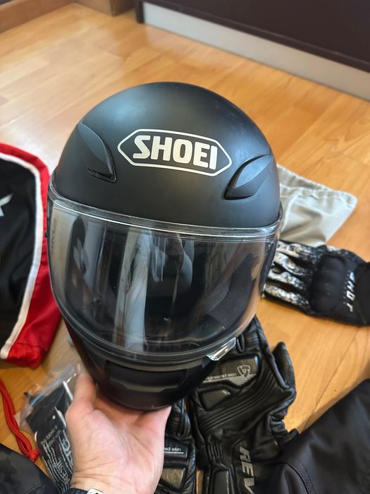 Capacete, jaqueta, luvas de motocicleta