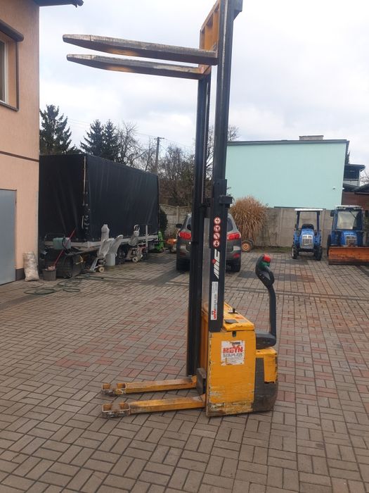 Wózek masztowy elektryczny