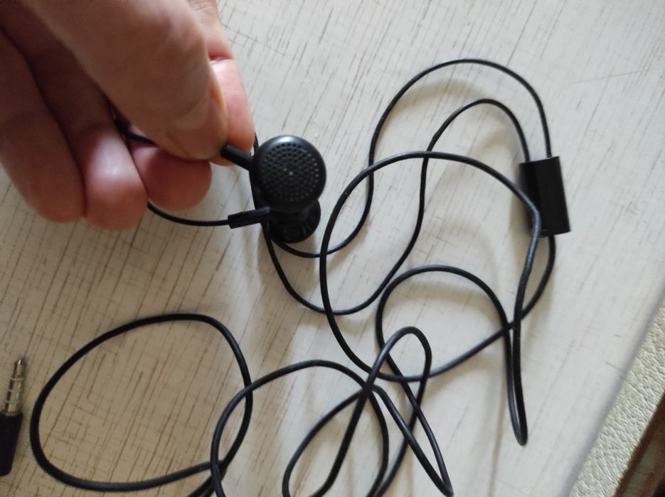 Наушники проводные  к мобильному телефону