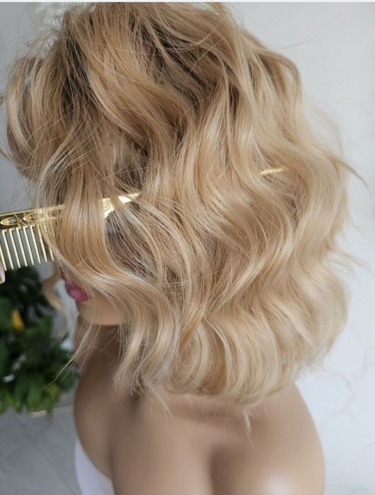 Peruka piaskowy blond Giselle naturalne fale loki
