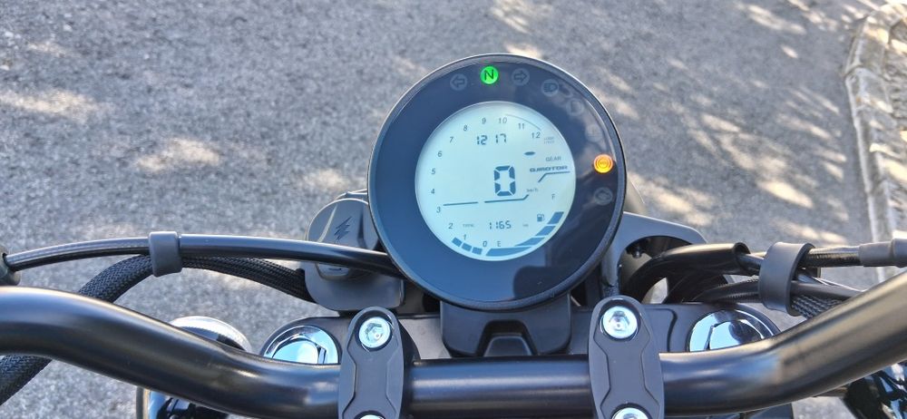 QJ Motor SRV 125 Preta Abril 2025 + Acessórios Imaculada