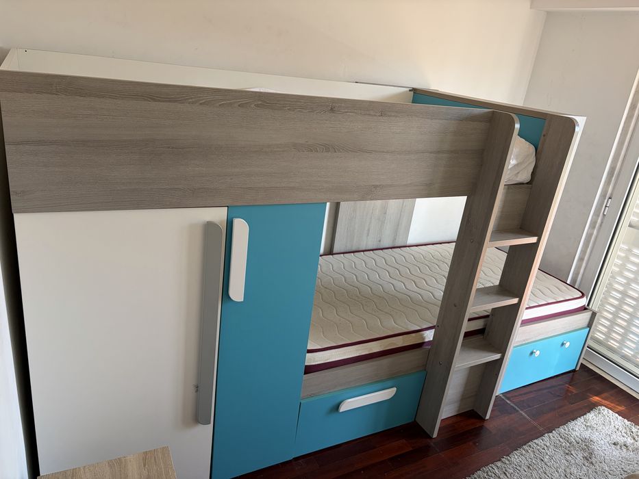 Cama de beliche com armário, gavetas e prateleiras – madeira clara + azul turquesa