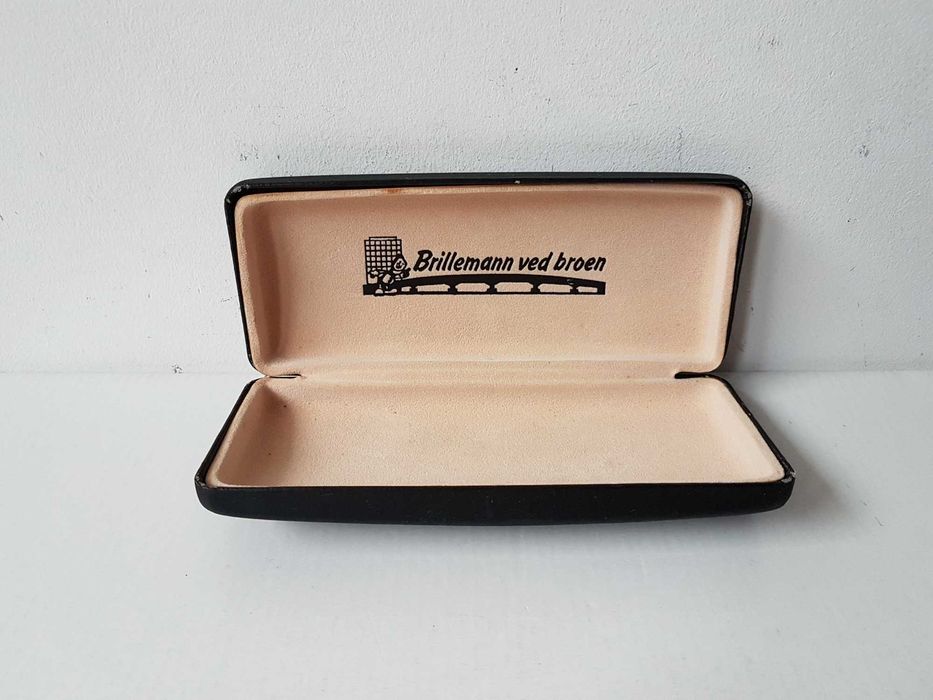 Czarne metalowe etui na okulary Brillemann ved broen