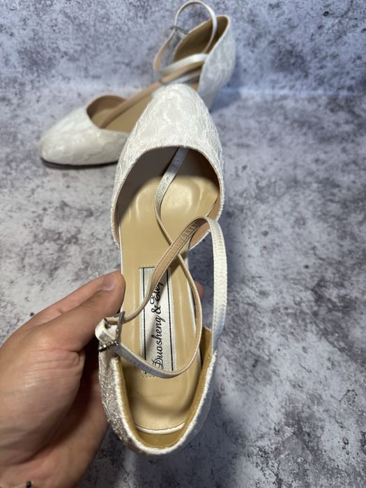 Buty slubne na obcasie w koronke r 39