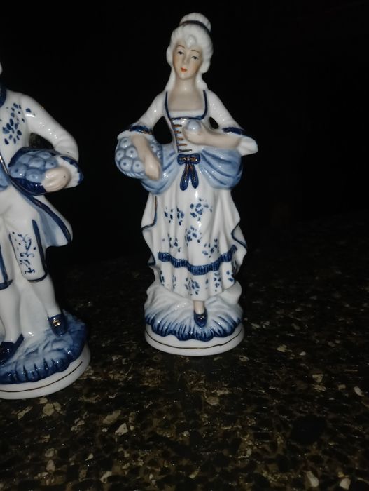 Niebiesko-białe figurki porcelanowe 3 sztuki