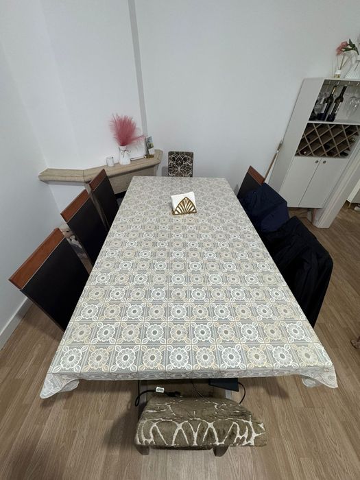 Mesa de 8 cadeiras com tampo em vidro