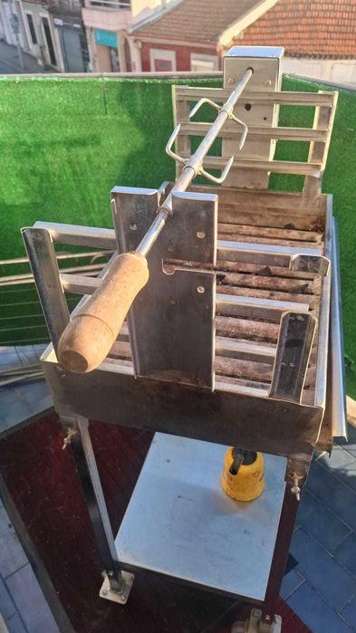 Churrasqueira a Carvão com Motor Elétrico