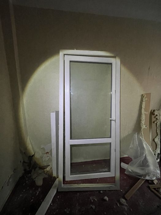 Продам металопластикові вікна та двері Б/У