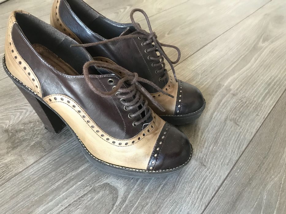 Botins em pele castanha e beje