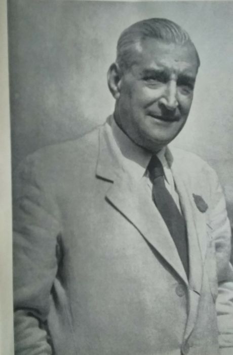 Livros Discursos Notas Políticas de Oliveira Salazar vendo totalidade