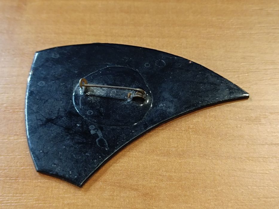 stara duża broszka z czasów PRL