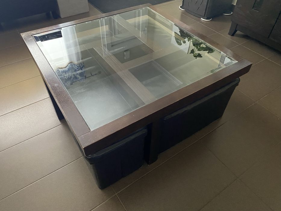 Conjunto de mesas de apoio com bancos