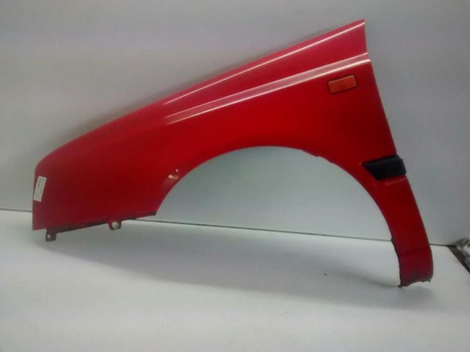 GUARDA-LAMAS FRONTAL ESQUERDO VOLKSWAGEN GOLF III 1950 -ROJO