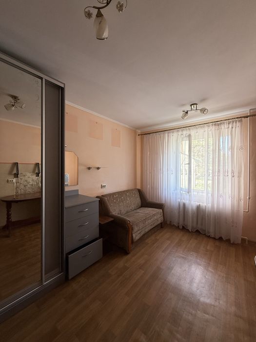 Оренда охайної кімнати. Район Пасічна. Укомплектована, вільна.