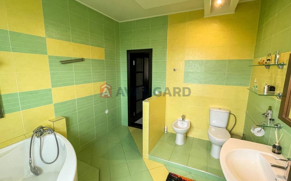 Велика простора квартира у цегляному якісному будинку ЖК Каскад