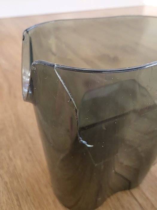 Sokowirówka o mocy 800 W pęknięta karafka