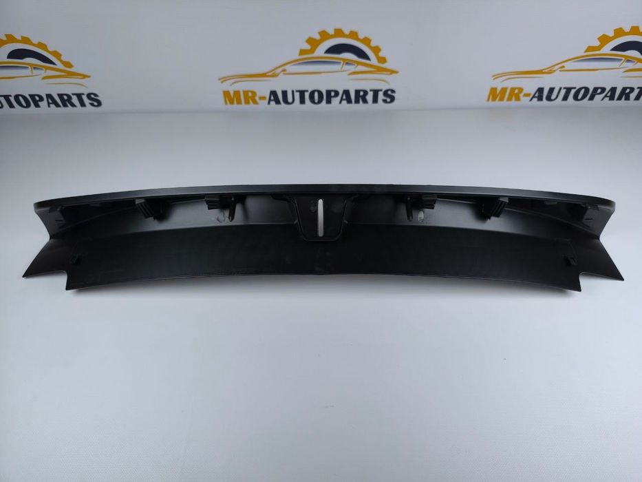 Накладка отвору заднього багажника Tesla Model 3 1086315-00-E