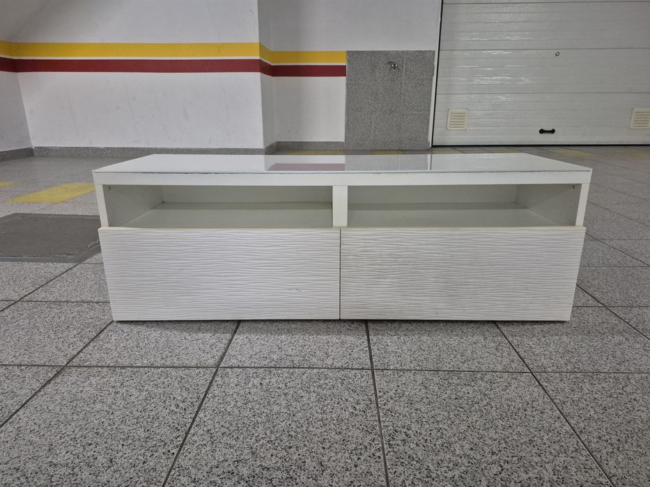 Móvel de TV Branco e Vidro - Arrumação com 2 Gavetas