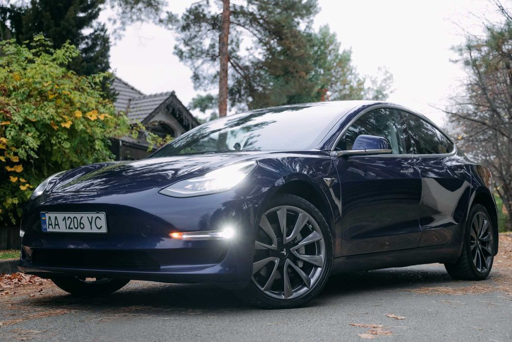 Tesla model 3 Long range 75 KWh Full Self-Driving (Supervised).

Дуже охайна та доглянута машина. Дивує всіх своєю функціональністю.

Двигуни та ходова в ідеалі. ЛКП на фото... самі подивитесь. В салоні дообладнано центральна консоль з рестової трійки.

Full Self-Driving (Supervised) - машина їде від місця де ви знаходитесь до місця яке ви ввели у навігацію повністю сама - це треба побачити.

Машина оновлюється. Ретрофіт встановлено. Гума зимова 23 неділя 24 року.

Замінені задні ліхтарі на офіційні європейські для поїздок у Європу. Проведено техогляд для проїзду по європейських країнах.

Заряджається у гаражі від оригінальної зарядки до 80%.

Продаю не поспішаючи. Торг біля капоту.