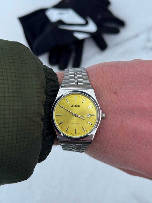 Класичний сталевий годинник з календарем