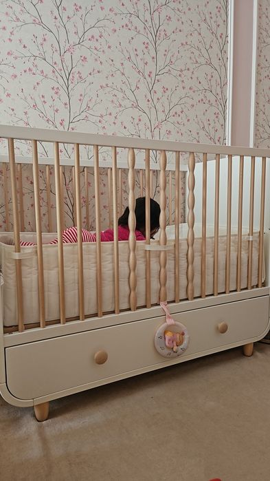 Crib Like New + Mattress + Mattress Protector