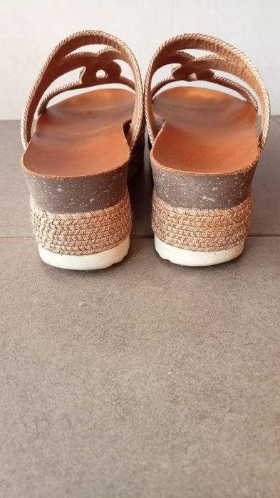 Sandálias/chinelos com salto compensado