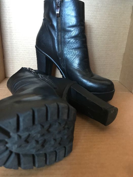 Botins Pretos com salto compensado