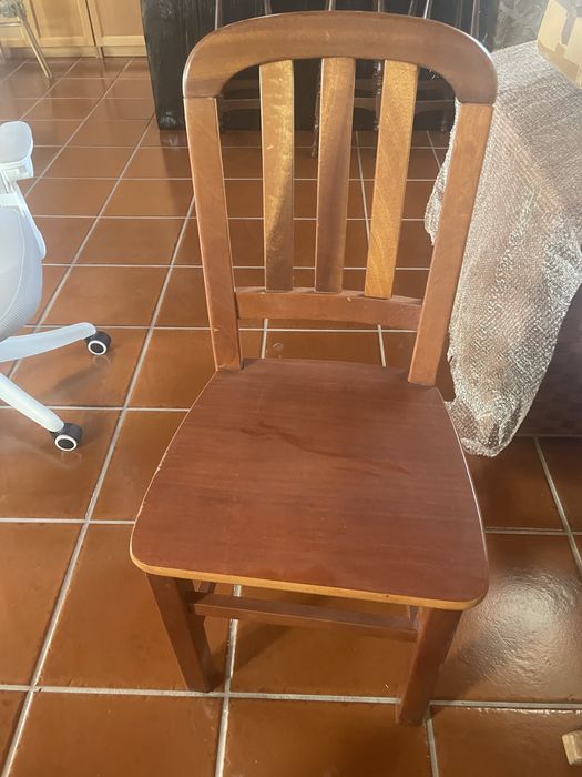 Mesa de madeira maciça e cadeiras