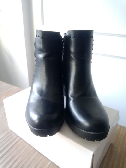 Botas pretas  com fivela 39