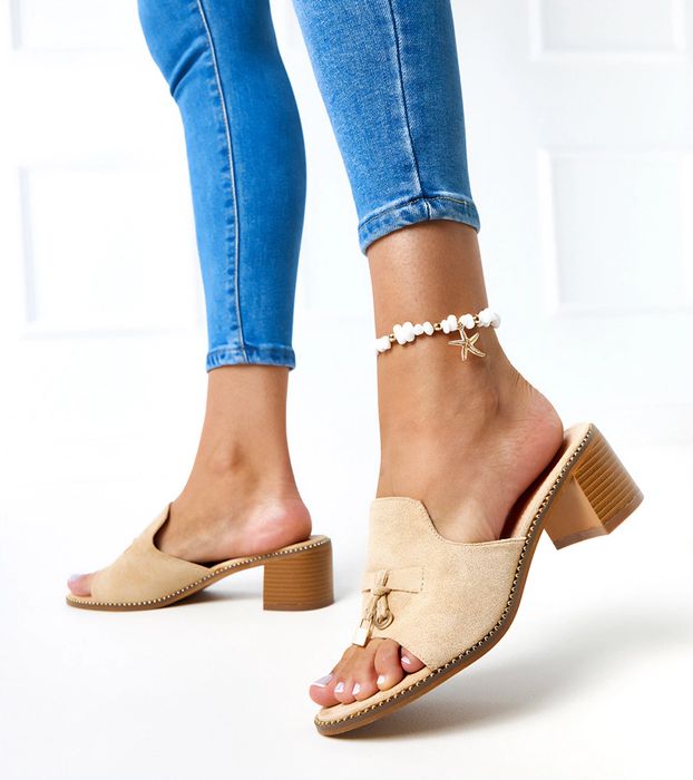 Beżowe klapki na słupku z ozdobą na pasku Gariend