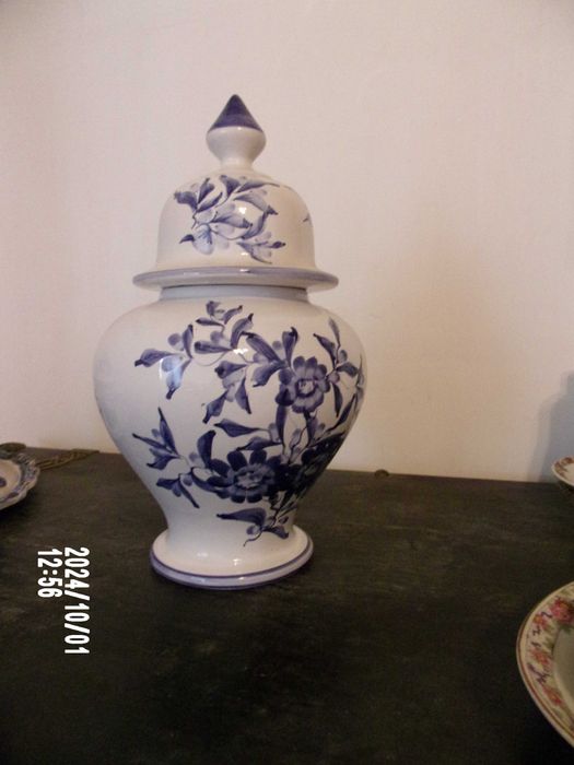 Pote decorativo antigo e pintado à mão