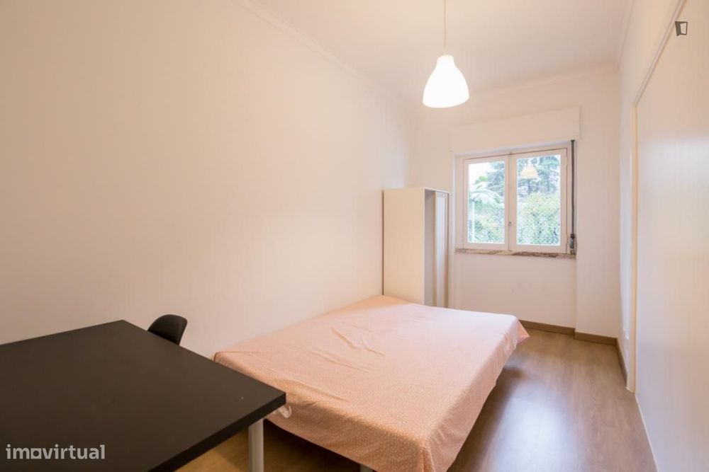 Quarto - localizado em Benfica Lisbon