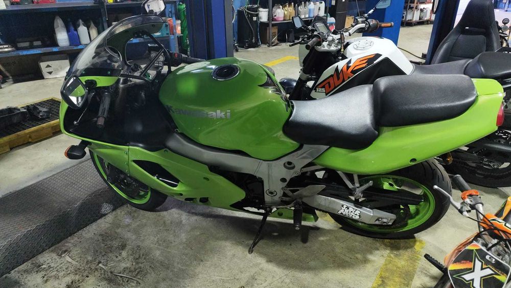 Moto Kawasaki Ninja 900