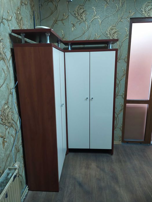 Терміновий продаж офісного столу з шафами