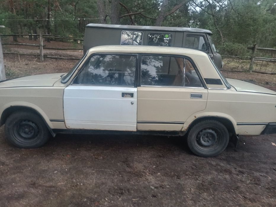 продаж легкового автомобіля ВАЗ 2107