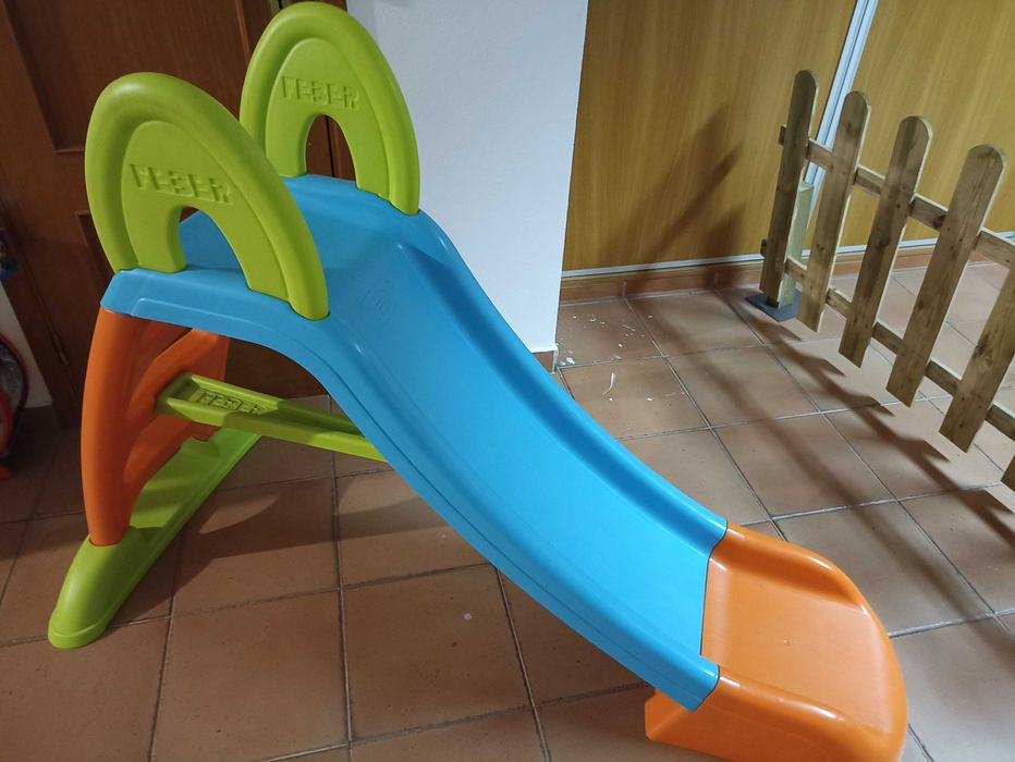 Escorrega Infantil FEBER com Ligação para Água