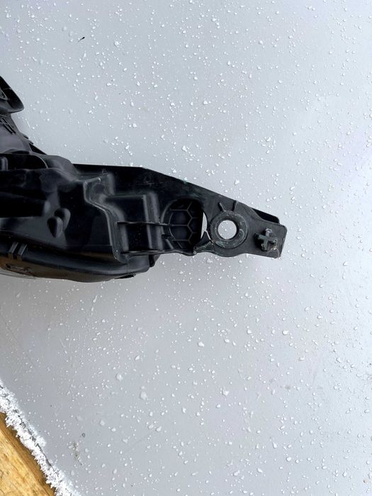 Lampa przód prawy Peugeot 208  soczewka
