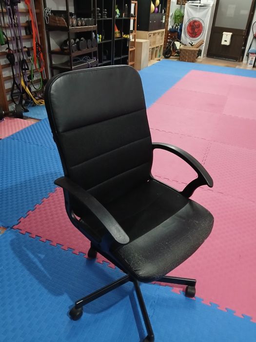 Cadeira escritório elegante e funcional  pratica c roda e elevação