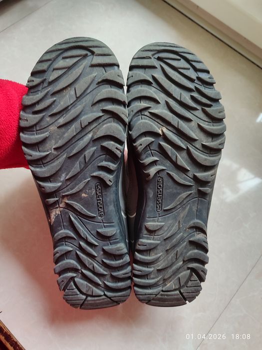 Кросівки фірмові